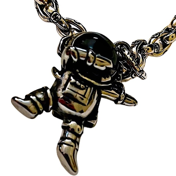 Authentic Gucci Sterling Silver Interlocking GG Chain Astronaut Pendant Necklace - Picture 4 of 11